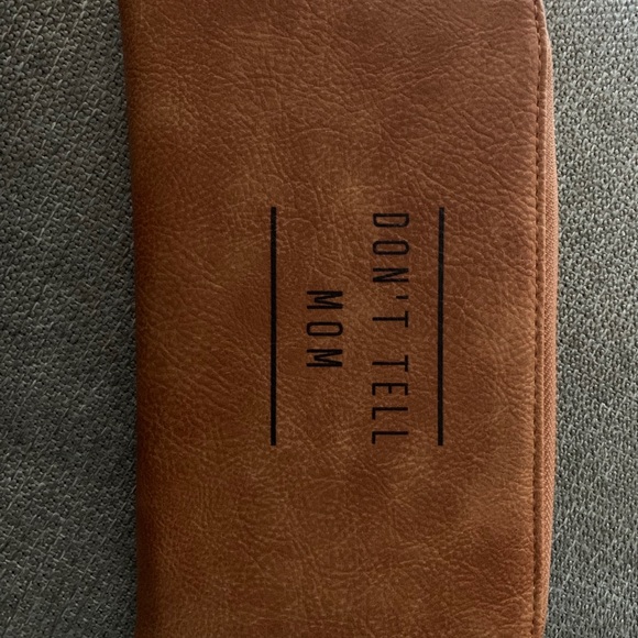 Wallet / Clutch - Picture 1 of 4